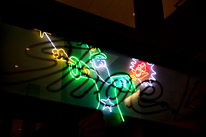 打开的霓虹灯标牌