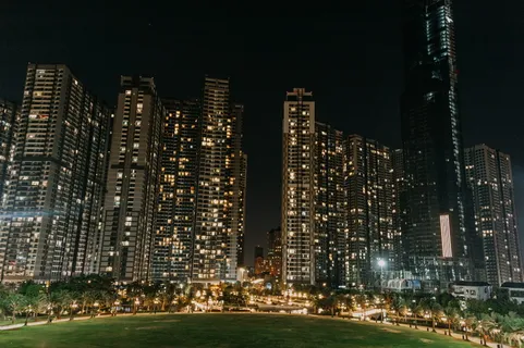 夜间照明的高层建筑 夜间照明的高层建筑