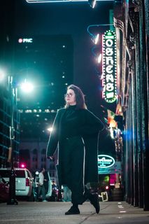 站在商店附近的女人