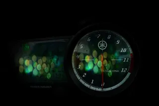 黑色雅马哈摩托车仪表