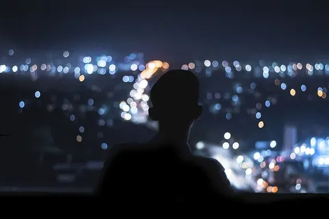 人在夜间的轮廓 人在夜间的轮廓
