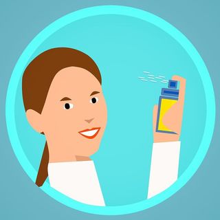 一名妇女用喷雾器喷洒自己的插图。