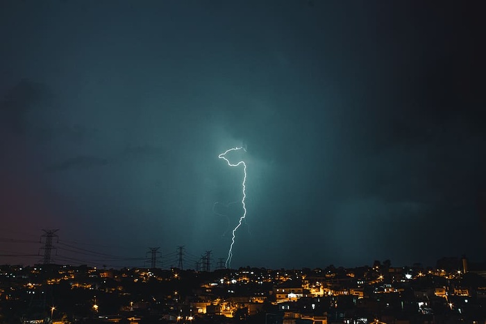 夜间雷击电线杆