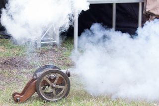 大炮，从大炮中伸出，蒸汽，烟雾-物理结构，车轮，草，天，运输