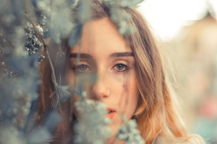 女性的选择性聚焦摄影