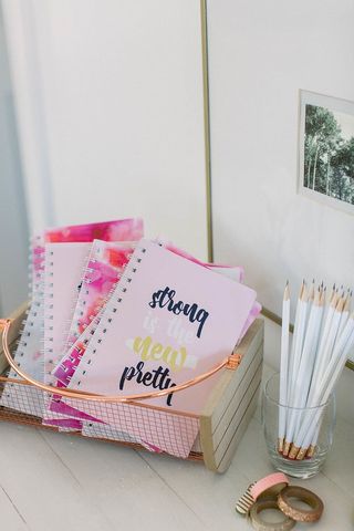 铅笔旁的粉红色纸