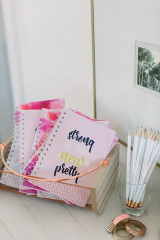 铅笔旁的粉红色纸