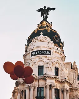 棕色和黑色的大都会大厦