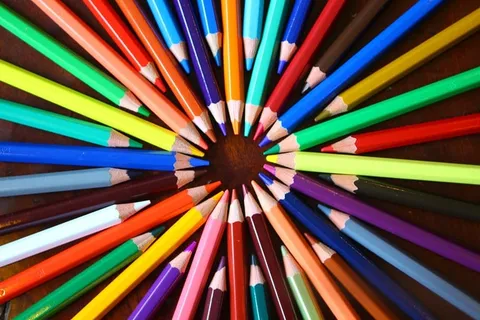 彩色铅笔批次、形状、铅的颜色、铅笔、绘画、工具包、钢笔、蜡笔 彩色铅笔批次、形状、铅的颜色、铅笔、绘画、工具包、钢笔、蜡笔