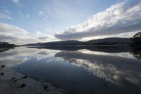 西班牙苏托马约尔，蓬特韦德拉停车场，旅行，探索，云彩，天空，倒影