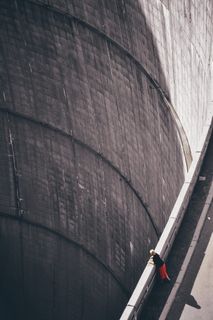 穿着黑色衬衫的女人透过胡佛水坝往下看