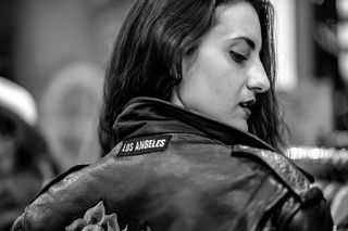 穿着皮夹克的女人回顾过去的特写灰度照片