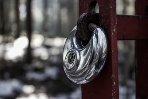 封闭,挂锁,金属,聚焦前景,特写,链子,白天,没有人 封闭,挂锁,金属,聚焦前景,特写,链子,白天,没有人