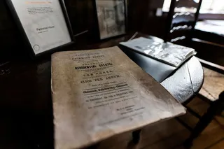 棕色木桌上白色打印纸的浅焦摄影