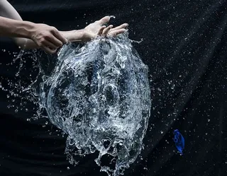 一个人弹出气球的照片