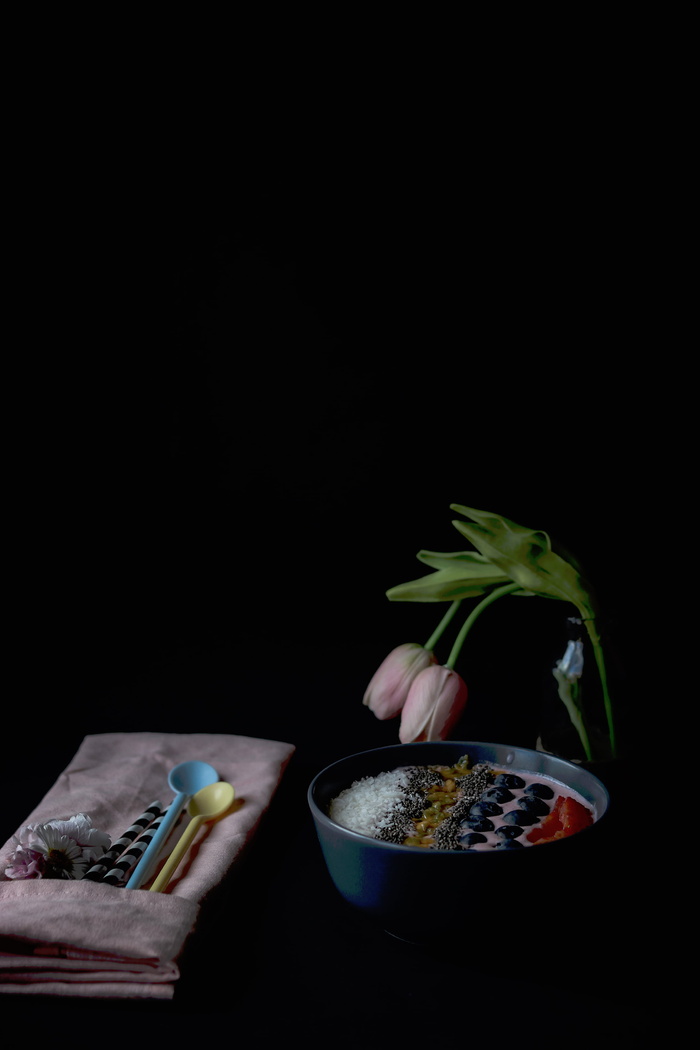 蓝色，陶瓷，碗，旁边，黄色，汤匙，甜点，水果