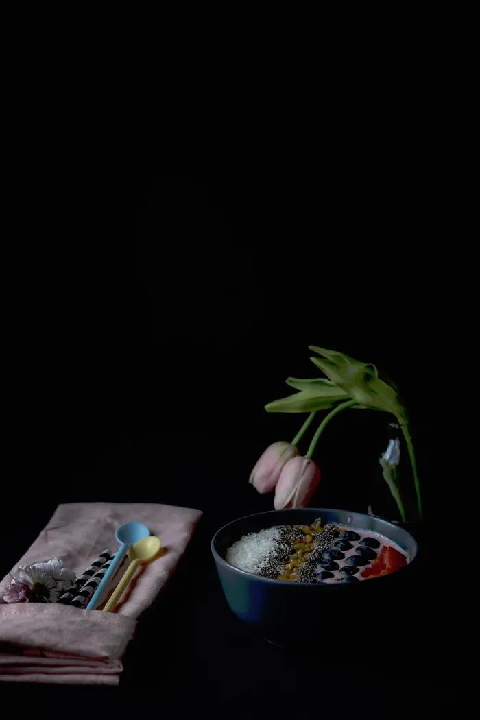 蓝色，陶瓷，碗，旁边，黄色，汤匙，甜点，水果