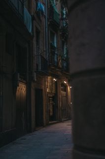 白色墙漆，建筑，建筑结构，建筑外观，建筑，无人，城市，夜晚