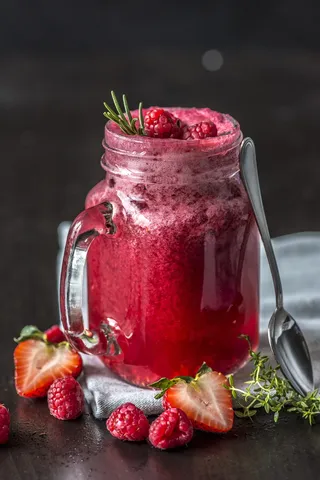 浆果，饮料，黑色背景，特写，冷，凉，饮料，饮用