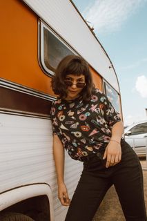 白天靠在白色车辆上的女人