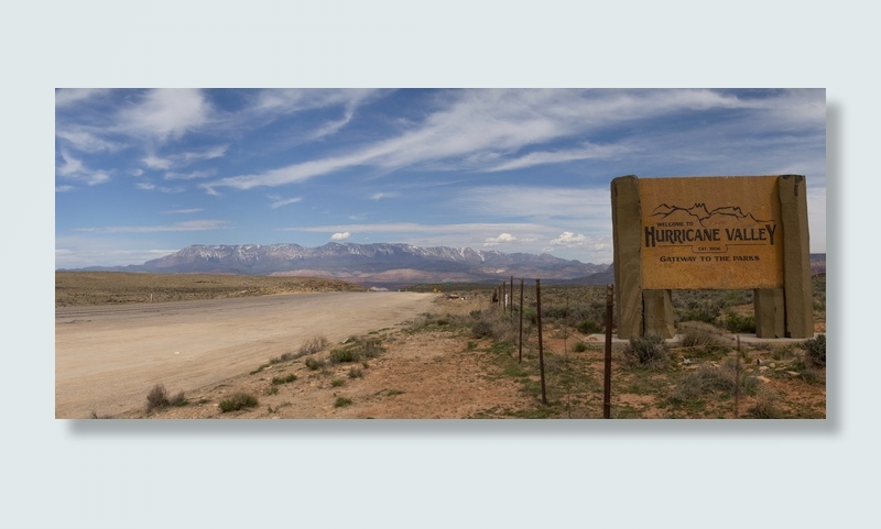 美国犹他州飓风谷，willcome，shield，fence，road，mountains