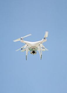 无人机在空中飞行