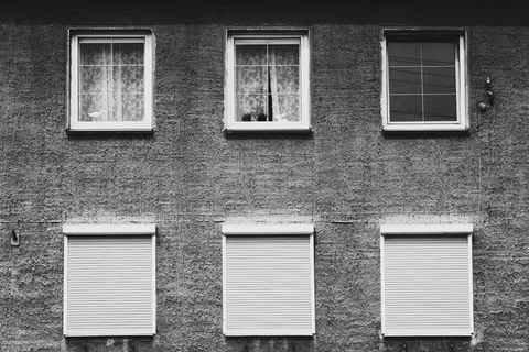 窗户的单色摄影