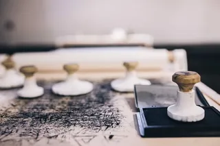 脏桌子上的大木头邮票