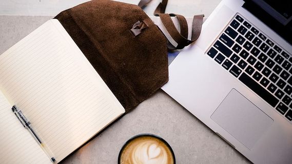 书，电脑键盘，电脑硬件，电子产品，硬件，键盘，电脑，咖啡杯