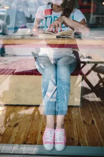 在咖啡馆看书的女人