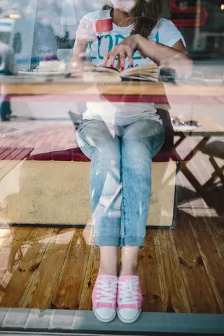 在咖啡馆看书的女人