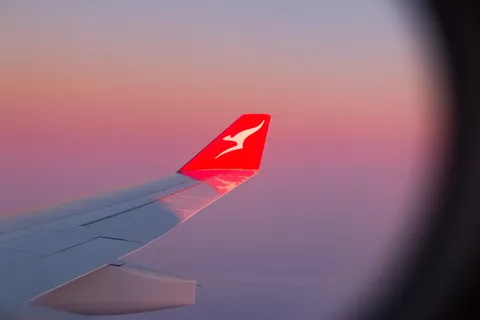 白色和红色航空公司机翼的航空摄影 白色和红色航空公司机翼的航空摄影