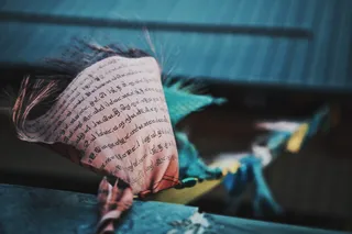 挂在电线上的衣服的浅焦摄影