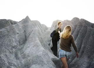 两个女人在沙滩上行走