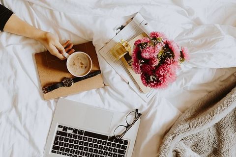 早上在床上喝咖啡。在床上工作