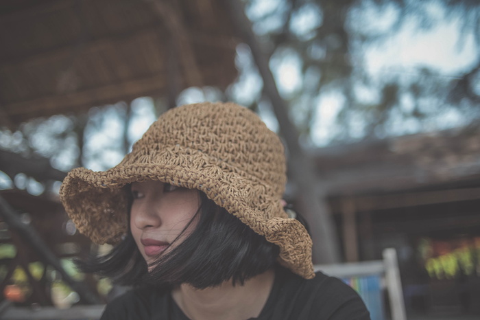 戴棕色针织帽的女子