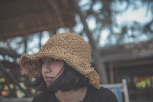 戴棕色针织帽的女子