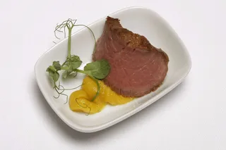 食品，开胃酒，餐厅，食品和饮料，新鲜度，肉，盘子，室内