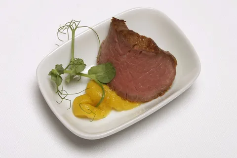 食品,开胃酒,餐厅,食品和饮料,新鲜度,肉,盘子,室内 食品,开胃酒,餐厅,食品和饮料,新鲜度,肉,盘子,室内