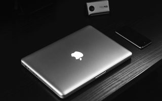 银色macbook，桌子，旁边，智能手机，macbook，苹果，blancoynegro，黑色