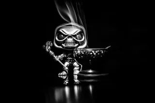 人，人，玩具，玻璃，银，烟灰缸，烟，小雕像