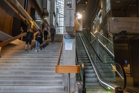 澳大利亚墨尔本皇家墨尔本理工大学10号楼楼梯、台阶和楼梯、建筑、栏杆、建筑结构