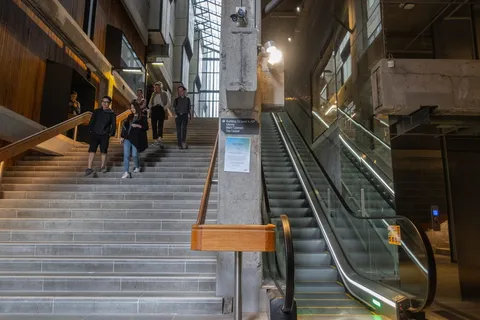 澳大利亚墨尔本皇家墨尔本理工大学10号楼楼梯、台阶和楼梯、建筑、栏杆、建筑结构