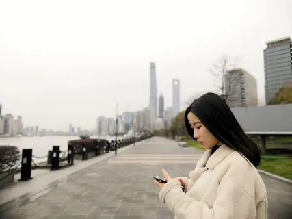 使用智能手机穿着羊毛夹克的女子 使用智能手机穿着羊毛夹克的女子