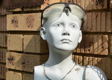 小男孩，雕塑，模具，建筑，人类表现，表现，墙壁建筑特征，头像