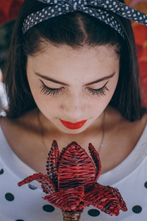 拿着花瓣的女人