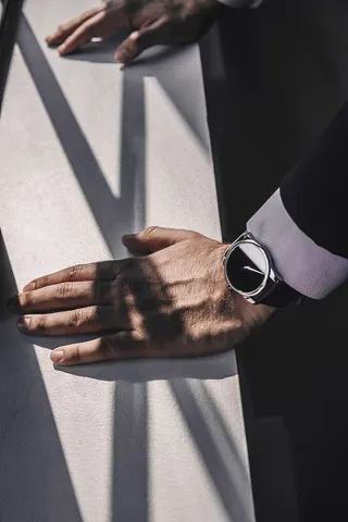 男人的手靠在窗台上照片