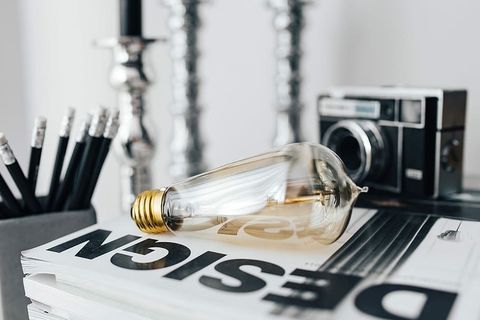 铅笔、杂志和一个旧灯泡