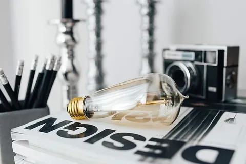 铅笔、杂志和一个旧灯泡