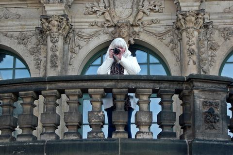 狗舍，摄影师，巴洛克风格，阳台，建筑，建筑结构，真人，一人